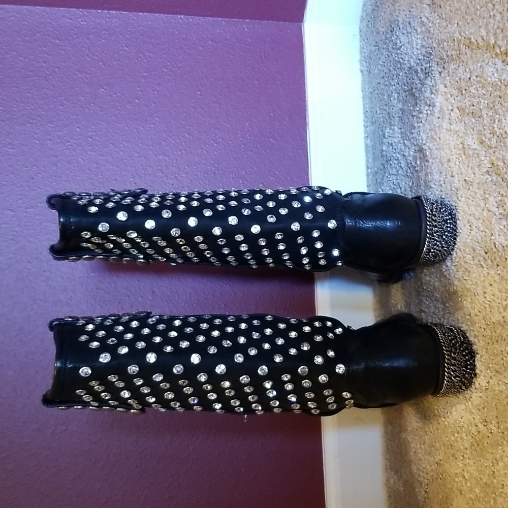 Boots - Picture 4 of 6